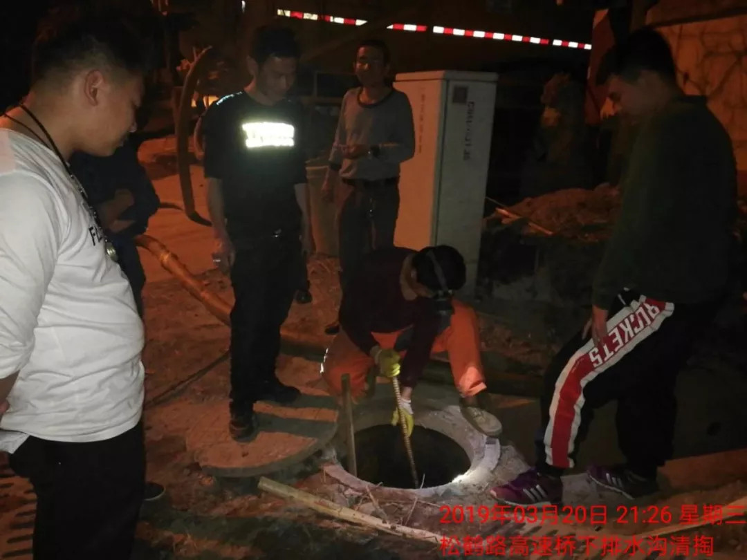 近期暴雨道路积水!管护公司在行动