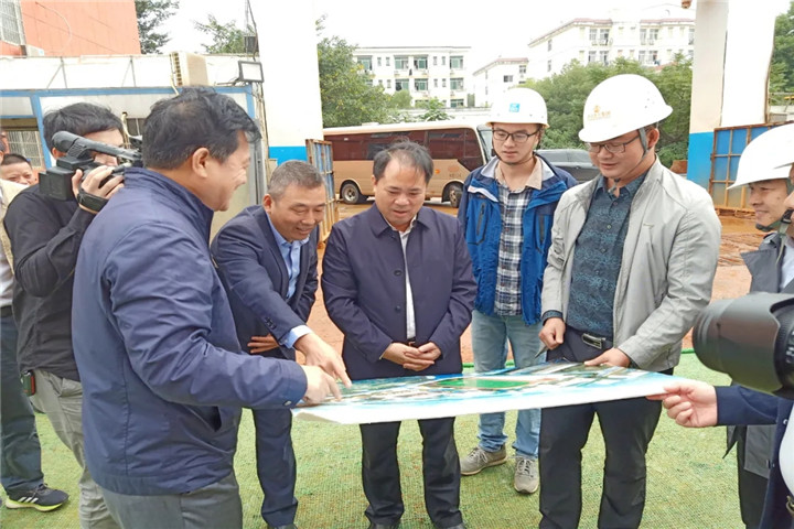 区管委会主任于立山一行调研学校项目建设情况