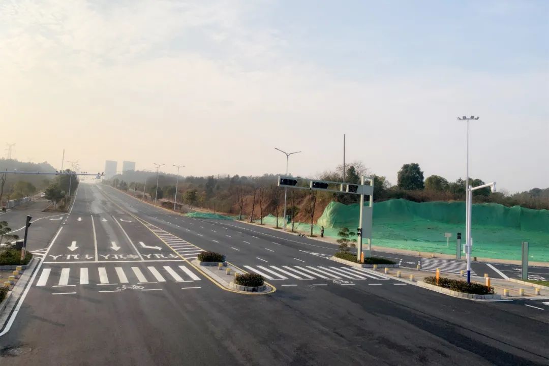 机场路(建业大道—兴业大道)已实现全线竣工通车!